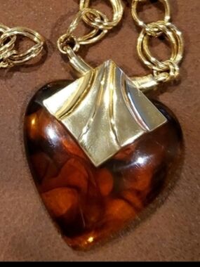 Vtg Tortoise Shell Style Lucite Heart Pendant Choker Necklace Goldtone Chain